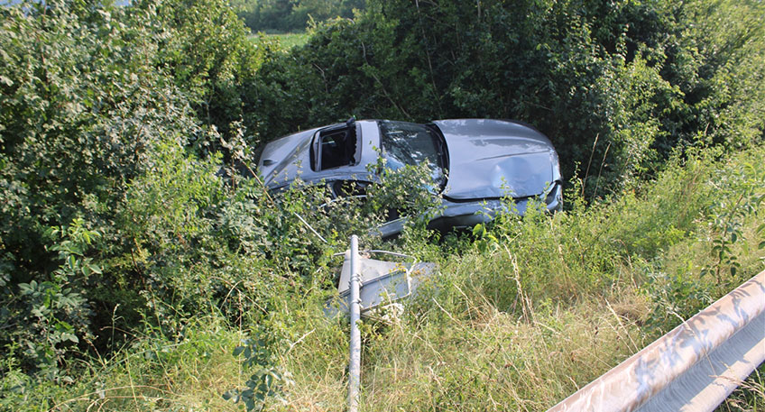 Bei einem Verkehrsunfall auf der B 65 im Bereich der Ausfahrt zur B 482 sind am Samstagnachmittag zwei Fahrzeuginsassen leicht verletzt worden. Aufgrund der bisherigen Ermittlungen besteht der Verdacht eines verbotenen Kraftfahrzeugrennens.
