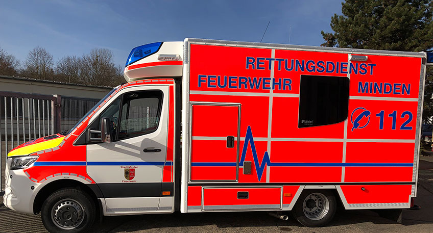 Ein folgenschwerer Unfall ereignete sich am Dienstagvormittag auf der Ringstra&szlig;e Ecke Drabertstra&szlig;e. Ein abbiegender Lastwagen erfasste einen Fahrradfahrer. Der Biker zog sich hierbei lebensgef&auml;hrliche Verletzungen zu.  Den bisherigen Erkenntnissen zufolge befuhr gegen neun Uhr ein Lastkraftwagenfahrer mit seinem Sattelzug die Ringstra&szlig;e in Richtung Birne. In die gleiche Richtung fuhr ein 30-J&auml;hriger mit seinem Pedelec auf dem parallel verlaufenden Radweg. In H&ouml;he der Drabertstra&szlig;e bog der 47-j&auml;hrige Trucker mit seinem Gespann nach rechts ab. Hierbei erfasste er den Fahrradfahrenden Mindener, welcher auf die Stra&szlig;e st&uuml;rzte und sich lebensgef&auml;hrliche Verletzungen zuzog.  Nach not&auml;rztlicher Behandlung vor Ort wurde der Radfahrer mittels Rettungswagen dem Klinikum Minden zugef&uuml;hrt. Zur Unterst&uuml;tzung wurde das Verkehrsunfallaufnahme-Team aus Bielefeld angefordert. W&auml;hrend der Unfallaufnahme musste die Unfallstelle zum Teil komplett gesperrt werden.