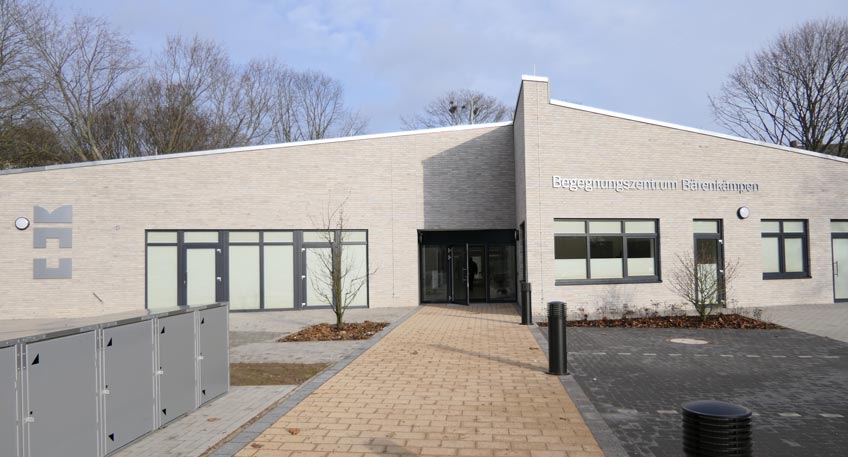 In der Woche nach Pfingsten steht im Mindener Stadtbezirk B&auml;renk&auml;mpen alles unter dem Motto: &bdquo;Demokratie beginnt in der Nachbarschaft&ldquo;. Kerstin L&ouml;chelt vom Quartiersmanagement B&auml;renk&auml;mpen und Wiebke Schu vom Welthaus Minden holen zusammen das Projekt &bdquo;Demokratie Weltweit Gestalten&rdquo; vom Eine Welt Netz NRW e.V. nach Minden.