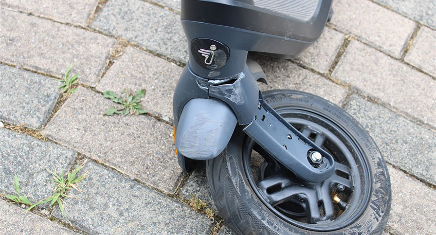 Im Kreis Minden-L&uuml;bbecke kam es am vergangenen Freitag zu zwei Verkehrsunf&auml;llen unter Beteiligung von jugendlichen E-Scooter-Fahrern. In beiden F&auml;llen erlitten die Jugendlichen leichte Verletzungen. F&uuml;r einen Unfall in Minden sucht die Polizei nun nach zwei wichtigen jugendlichen Zeugen.