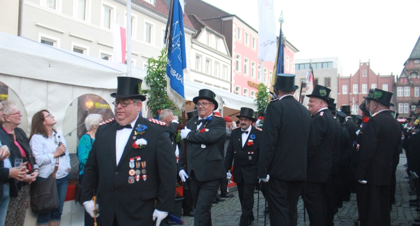 https://www.hallo-minden.de/data-minden/Archiv_Bilder/2026/202607_Juli/20260712_hallo_minden_freischiessen_Einbringen_der_Fahnen.jpg