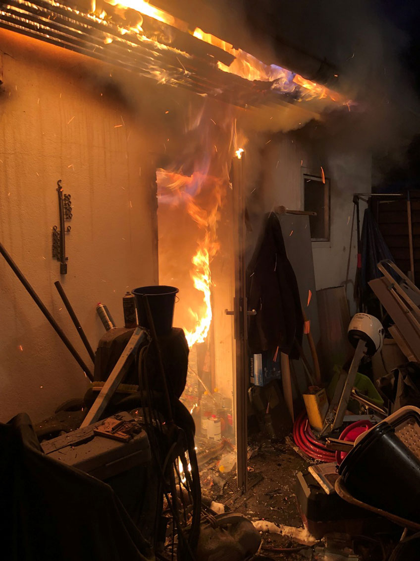 Gegen 1:00 Uhr nachts wurde die Feuerwehr Minden zu einem Wohnungsbrand alarmiert. Der einizige Bewohner konnte sich selbst in Sicherheit bringen und danach den Notruf w&auml;hlen. Eine erste Erkundung best&auml;tigte eine Rauchentwicklung im Geb&auml;ude.
