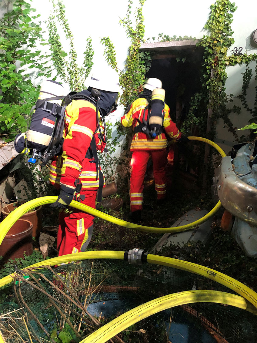 Gegen 1:00 Uhr nachts wurde die Feuerwehr Minden zu einem Wohnungsbrand alarmiert. Der einizige Bewohner konnte sich selbst in Sicherheit bringen und danach den Notruf w&auml;hlen. Eine erste Erkundung best&auml;tigte eine Rauchentwicklung im Geb&auml;ude.