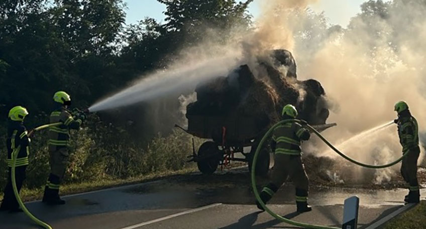 Dank der Aufmerksamkeit von Verkehrsteilnehmern und des schnellen Handelns der Einsatzkr&auml;fte hat ein Heuballenbrand auf einem Traktor-Anh&auml;nger am Mittwochabend auf der Alten Loher Stra&szlig;e ein glimpfliches Ende genommen.