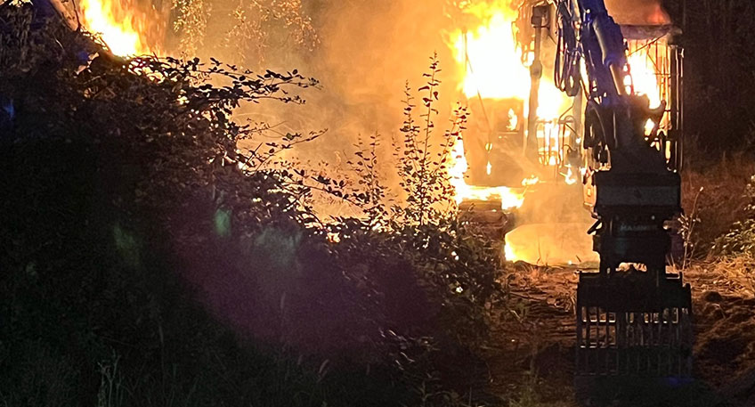 Ein in Vollbrand stehender Kettenbagger hat in der Nacht zu Dienstag in Espelkamp einen Einsatz von Polizei und Feuerwehr ausgelöst.
