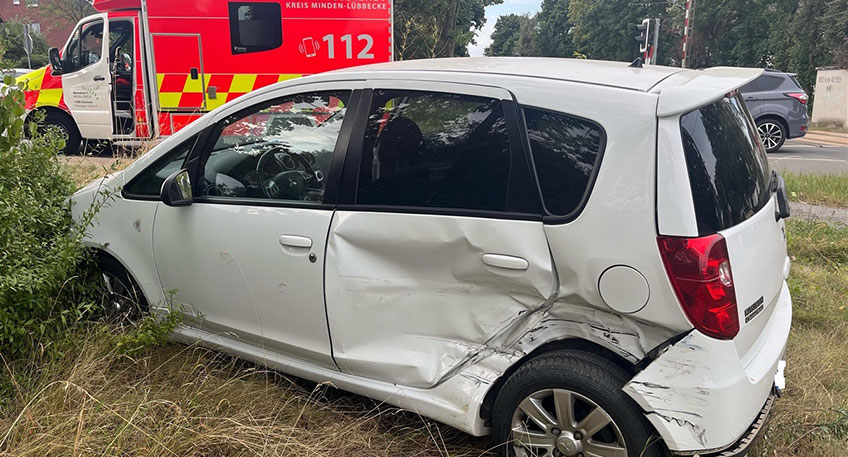 Demnach befuhr ein Petersh&auml;ger mit seinem Dodge gegen 09:20 Uhr die Stra&szlig;e "An der Bahn" aus Richtung B&uuml;ckeburger Stra&szlig;e kommend. In H&ouml;he der Bahnhofstra&szlig;e wollte der 45-J&auml;hrige auf diese einfahren. Gleichzeitig befuhr eine Petersh&auml;gerin mit ihrem Mitsubishi die Bierder Stra&szlig;e in Richtung Bahnhofstra&szlig;e. So kam es zur Kollision der beiden Fahrzeuge.