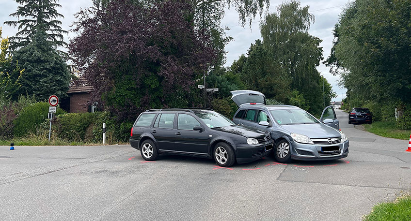 In Bad Oeynhausen ereignete sich am Freitagnachmittag ein Verkehrsunfall im Kreuzungsbereich. Drei Personen wurden verletzt, eine von ihnen musste ins Krankenhaus.