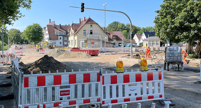 Der fahrradfreundliche Umbau der Kreuzung Marienstra&szlig;e/Saarring geht in K&uuml;rze in die finale Bauphase. Anfang September ist nach Kanalsanierungsarbeiten, Leitungsverlegungen und umfangreichen Stra&szlig;ensanierungsarbeiten nun die Asphaltierung geplant.