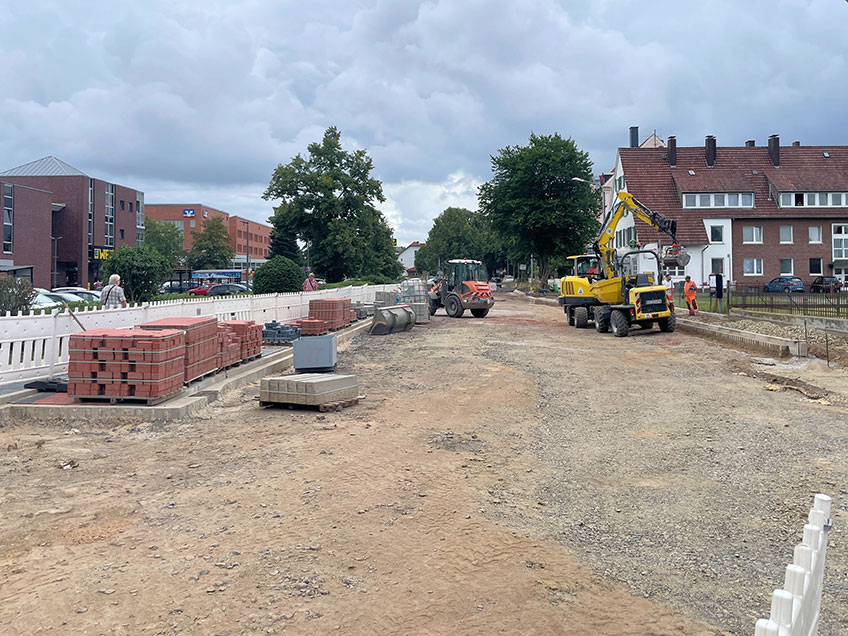 Der fahrradfreundliche Umbau der Kreuzung Marienstra&szlig;e/Saarring geht in K&uuml;rze in die finale Bauphase. Anfang September ist nach Kanalsanierungsarbeiten, Leitungsverlegungen und umfangreichen Stra&szlig;ensanierungsarbeiten nun die Asphaltierung geplant.