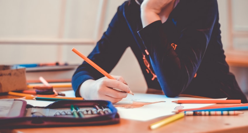 Die Modernisierung der gymnasialen Oberstufe in Nordrhein-Westfalen startet zum Schuljahr 2027/2028. Nachdem der Schulausschuss des nordrhein-westf&auml;lischen Landtags der neuen Ausbildungs- und Pr&uuml;fungsordnung zugestimmt hat, tritt die Neuregelung zum 1. August 2027 in Kraft.