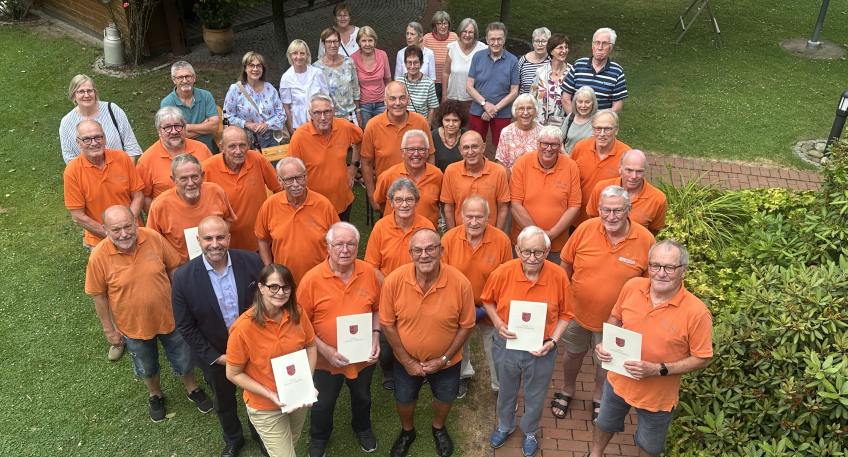 https://www.hallo-minden.de/data-minden/Archiv_Bilder/2026/202608_August/20260805_hallo_minden_kreis_Gruppenfoto_Burgerbus_Hille_mit_LR.jpg
