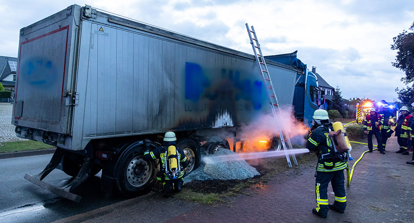 Die Freiwillige Feuerwehr Porta Westfalica wurde am Freitag, 04.09.2026, gegen 06:10 Uhr zu einem LKW-Brand im Ortsteil Veltheim alarmiert. Der LKW stand nach einem Reifenplatzer auf der Veltheimer Str. in H&ouml;he der Tankstelle Schwichow. Der Brand konnte schnell gel&ouml;scht werden.