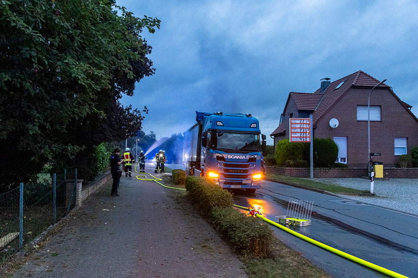 Die Freiwillige Feuerwehr Porta Westfalica wurde am Freitag, 04.09.2026, gegen 06:10 Uhr zu einem LKW-Brand im Ortsteil Veltheim alarmiert. Der LKW stand nach einem Reifenplatzer auf der Veltheimer Str. in H&ouml;he der Tankstelle Schwichow. Der Brand konnte schnell gel&ouml;scht werden.