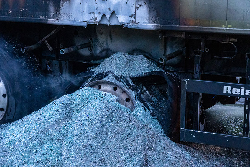 Die Freiwillige Feuerwehr Porta Westfalica wurde am Freitag, 04.09.2026, gegen 06:10 Uhr zu einem LKW-Brand im Ortsteil Veltheim alarmiert. Der LKW stand nach einem Reifenplatzer auf der Veltheimer Str. in H&ouml;he der Tankstelle Schwichow. Der Brand konnte schnell gel&ouml;scht werden.