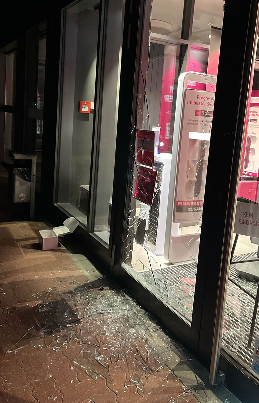 Vier Unbekannte sind in der Nacht zu Sonntag ein Handygesch&auml;ft in Barkhausen angegangen.