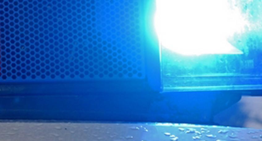 Ein Autofahrer hat in Hahlen bei einem Abbiegevorgang in der Nacht zu Dienstag ein Zaunelement durchbrochen. Der Fahrer ist anschließend geflüchtet, war augenscheinlich alkoholisiert und nicht im Besitz einer Fahrerlaubnis.