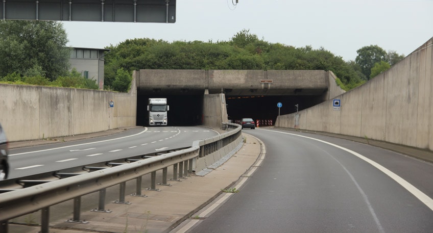 Aufgrund von Reinigungsarbeiten und der turnusm&auml;&szlig;igen Wartung wird es in den kommenden Tagen zu Verkehrseinschr&auml;nkungen im Zuge des Weserauentunnels (B61) kommen. Daf&uuml;r ist am Donnerstag und Freitag, 17. und 18. September, pro Fahrtrichtung jeweils eine Spur eingezogen.