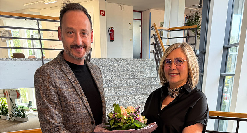 Bildungsdezernent Tim Neubauer mit Schulleiterin Kerstin Möller. Foto: D. Selle / Kreis Minden-Lübbecke