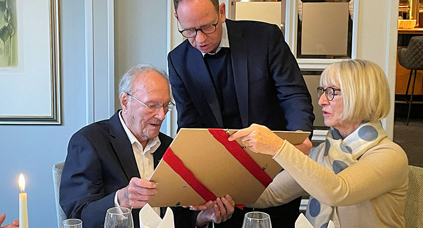 Bei großen Anlässen war er stets ein gern gesehener Gast und auch im hohen Alter noch rege am Stadtgeschehen interessiert. Nun hat Heinz Röthemeier diese Welt verlassen. Die Stadt Minden trauert um den früheren Mindener Bürgermeister, Ehrenbürger und Träger des Verdienstkreuzes I. Klasse des Verdienstordens der Bundesrepublik Deutschland.