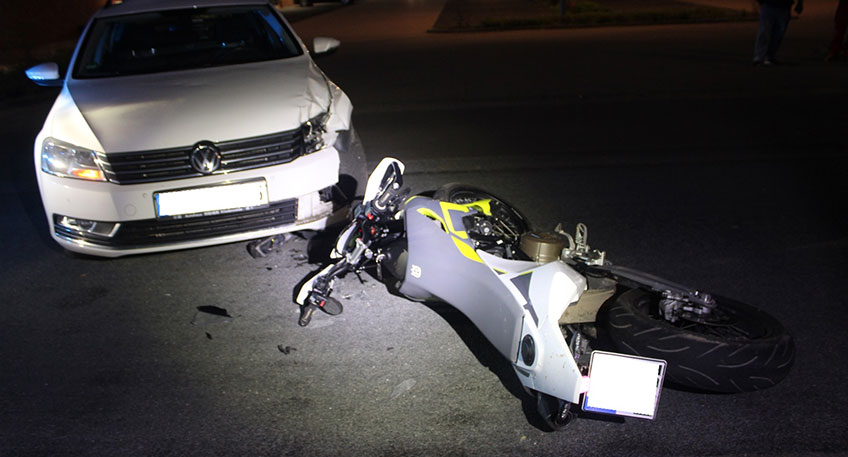 In Lahde kam es am Dienstag zu einem Verkehrsunfall zwischen einem Pkw und einem Motorrad. Der Motorradfahrer verletzte sich dabei schwer.