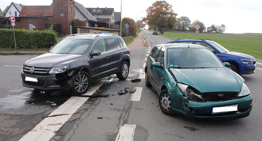 Zwei Fahrzeuge kollidierten am Mittwoch in einem Kreuzungsbereich in Porta Westfalica. Eine Person wurde leicht verletzt, ein Auto musste abgeschleppt werden.