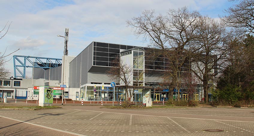 Durch die bereits bekannte Beschädigung eines Verteilerkastens in Hille am Dienstag ist der Internetanschluss am Campus der Berufskollegs des Kreises in Minden ausgefallen, auch die Schule Rodenbeck ist betroffen.
