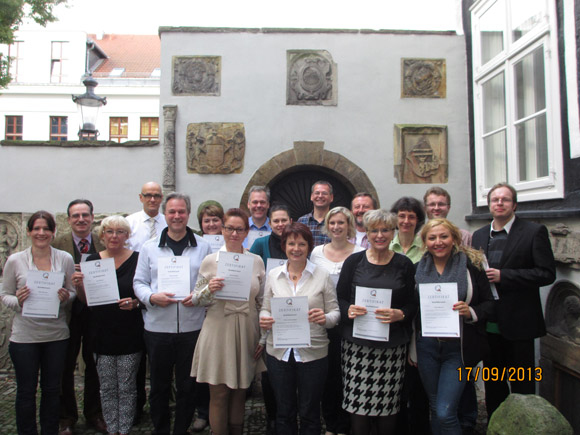 Frisch ausgebildete Qualit&auml;tscoaches f&uuml;r Minden:  Potts Freizeitpark: Henrik Pott, Tanja Pott, Hotel Marbella: Rolf N&auml;gele, Hotel Bad  Minden: Sebastian Elsing, Ren&eacute; B&uuml;sching, Almine Mirsujan, Hotel Marienresidenz: Roswitha Bl&ouml;hm, Minden Marketing GmbH: Frau Clarissa Schablowski, Mindener Fahrgastschiffahrt: Michael Schiebe, Mindener Museum: Philipp Koch, Jutta	Wachser, Maria B&ouml;versen, Preu&szlig;en-Museum NRW: Carsten Reu&szlig;, Nicole Prylutzk, Silke Lorenz-Leimbach, Dagmar Dolling, Wolfgang Henke und Victoria Hotel: Melanie Korf 