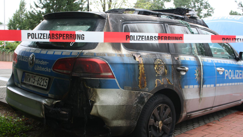 Ein vor der Mindener Polizeiwache an der Marienstraße abgestellter Streifenwagen ist am Mittwoch in den frühen Morgenstunden von einem oder mehreren Unbekannten in Brand gesetzt worden. 