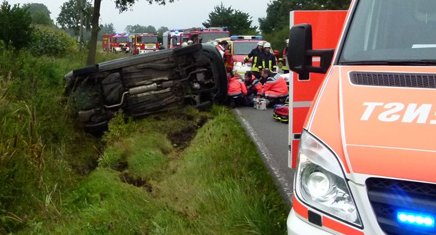 hallo-minden-Auto-landet-bei-Unfall-im-Graben