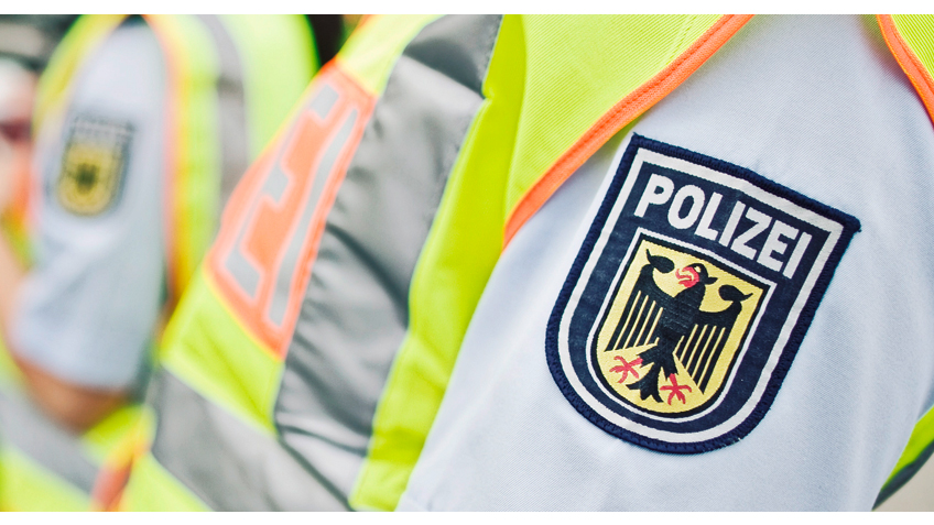 Radfahrer beschädigt sieben geparkte Autos