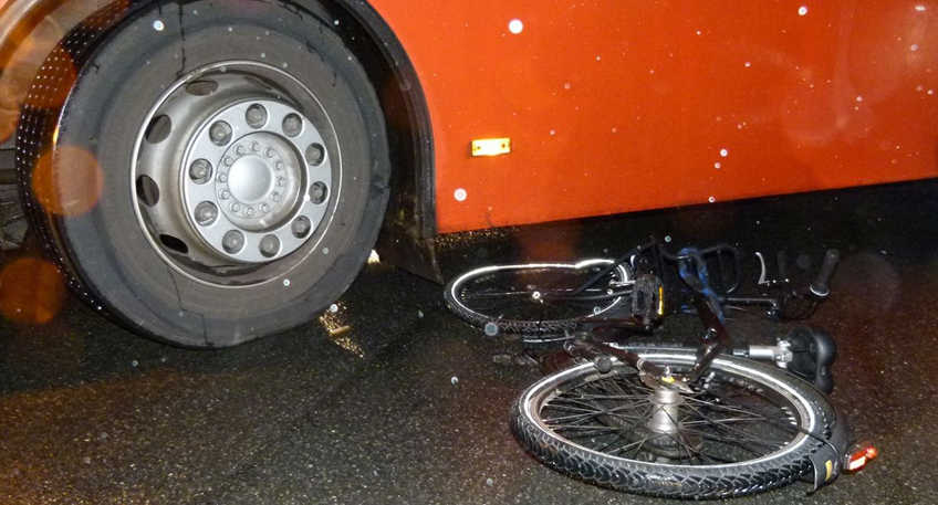 Fahrradfahrer von Bus erfasst - Schüler wird leicht verletzt