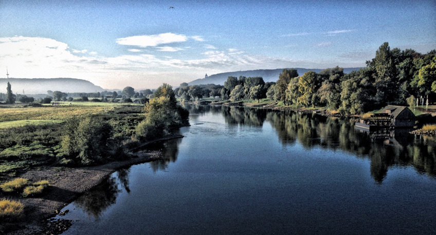 Steg treibt auf der Weser – Feuerwehr rettet zwei Personen