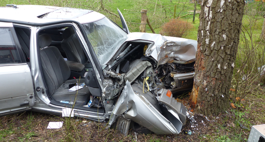 20160409 hallo minden espelkamp unfall baum.jpg