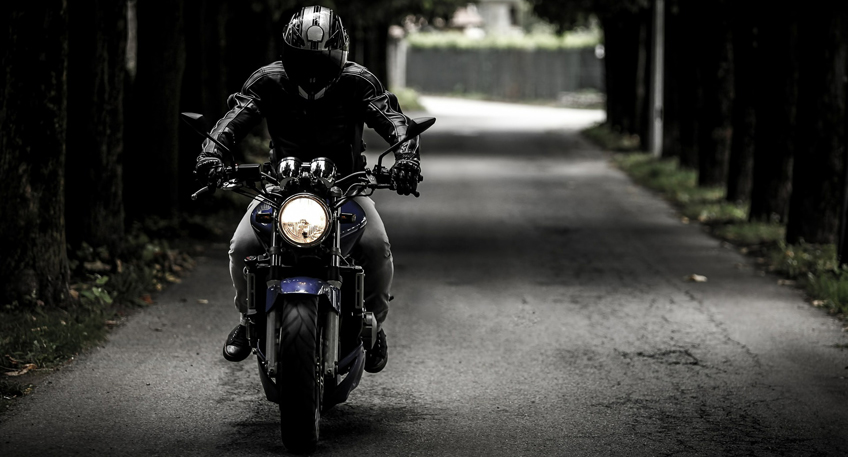 78-jähriger Motorradfahrer stürzt bei Überholmanover