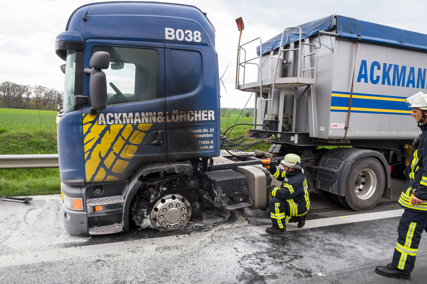 LKW brennt auf der A2