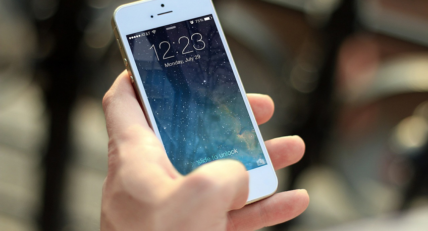 Senioren lernen Umgang mit dem Smartphone Senioren lernen Umgang mit dem Smartphone