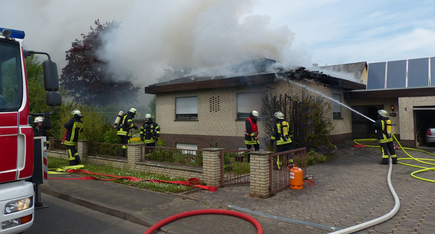 Dachstuhlbrand nach Abbrennen von Unkraut