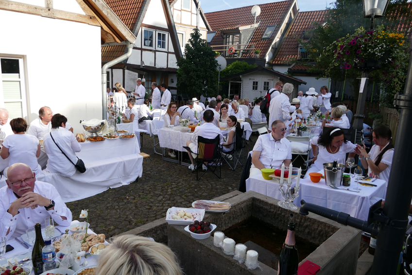 Voller Erfolg: 4. Dinners in Weiß lockt 150 Teilnehmer