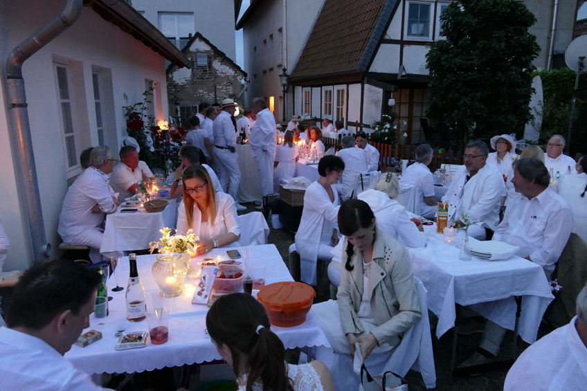 Voller Erfolg: 4. Dinners in Weiß lockt 150 Teilnehmer