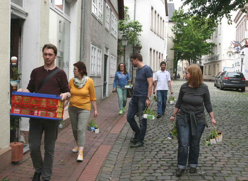 Mindener Aktivisten verteilen bepflanzte Tetrapacks