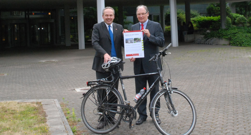 Foto: Radeln mit dem Landrat 2016: Landrat Dr. Ralf Niermann und Hans-Jürgen Nolting, Vorstand Stadtsparkasse Bad Oeynhausen Foto: Mirjana Lenz/Kreis Minden-Lübbecke