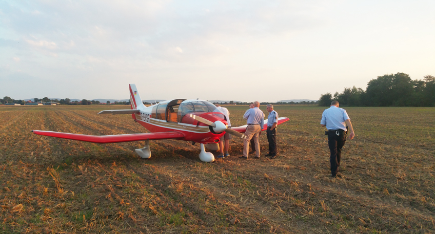 Am Abend musste ein Kleinflugzeug in Frille auf einem Feld aus Sicherheitsgründen landen. Das Flugzeug, besetzt mit einem Piloten und 3 Insassen, hatte während des Fluges von Langeoog nach Bad Pyrmont technische Schwierigkeiten.