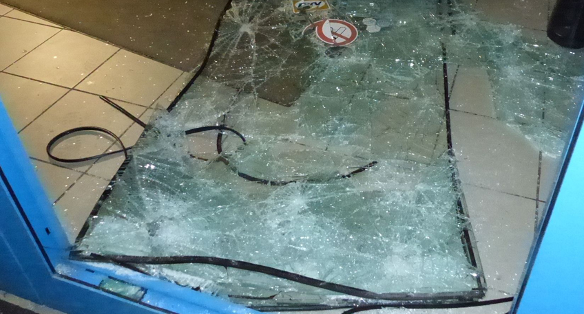 Maskiertes Einbrecher-Trio hatte es auf Zigaretten abgesehen Maskiertes Einbrecher-Trio hatte es auf Zigaretten abgesehen