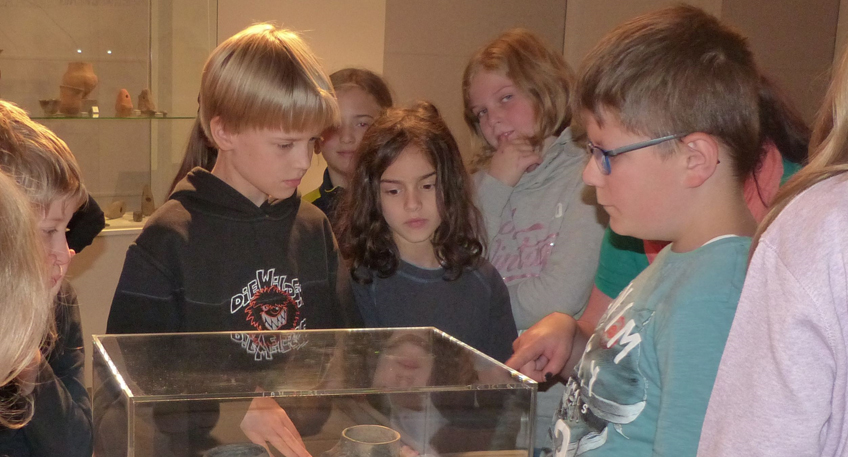 Steinzeitprogramm f&uuml;r Kitas und Schulklassen im Mindener Museum