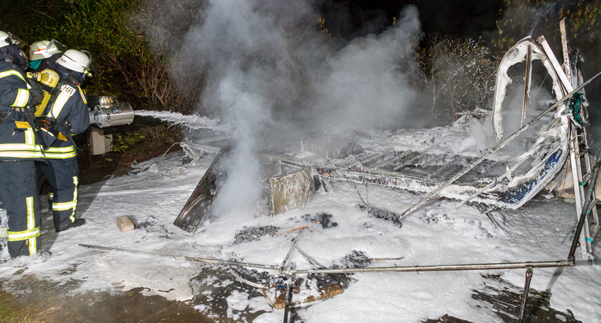 Wohnwagen ger&auml;t in Vollbrand