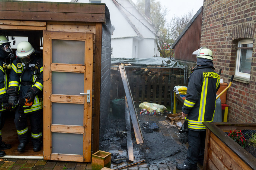 Die Freiwillige Feuerwehr Porta Westfalica wurde am Donnerstag, 10.11.2016, um 12:53 Uhr zu einem Brand an einem Ger&auml;teschuppen im Ortsteil Barkhausen, Aulhauser Weg, alarmiert. Das Feuer konnte schnell gel&ouml;scht werden, ein gr&ouml;&szlig;erer Geb&auml;udeschaden am Schuppen sowie an einem Nachbarhaus wurde verhindert.