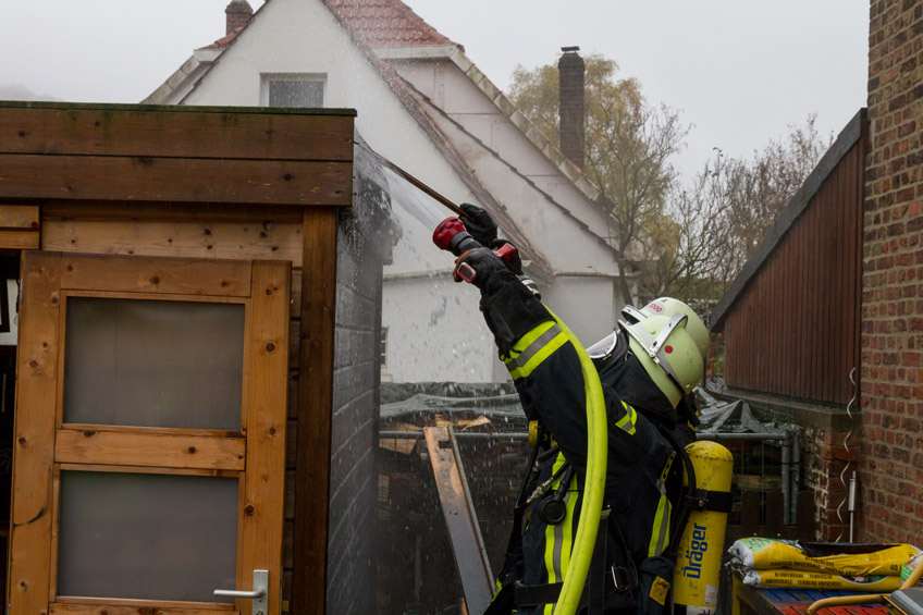 Die Freiwillige Feuerwehr Porta Westfalica wurde am Donnerstag, 10.11.2016, um 12:53 Uhr zu einem Brand an einem Ger&auml;teschuppen im Ortsteil Barkhausen, Aulhauser Weg, alarmiert. Das Feuer konnte schnell gel&ouml;scht werden, ein gr&ouml;&szlig;erer Geb&auml;udeschaden am Schuppen sowie an einem Nachbarhaus wurde verhindert.