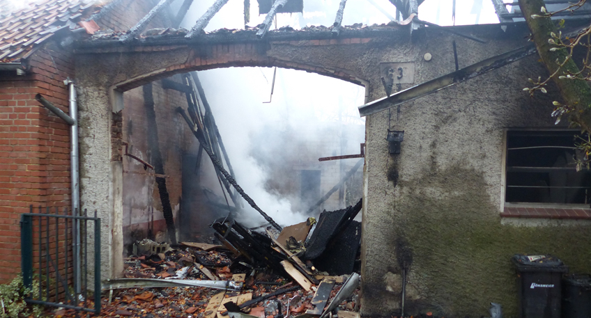 Umgefallene Kerze sorgte vermutlich f&uuml;r Hausbrand