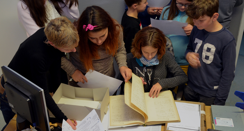 Sch&uuml;lerinnen und Sch&uuml;ler werden zu Archiv-Forschern