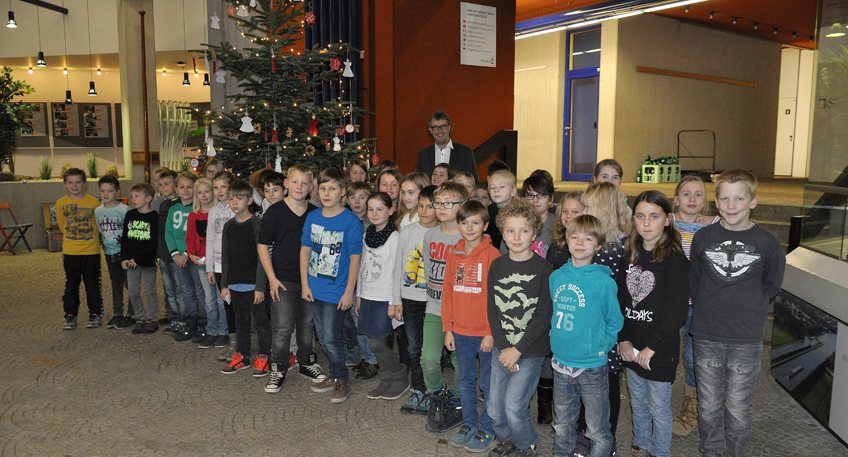 Grundsch&uuml;ler schm&uuml;cken Weihnachtsbaum in der B&uuml;rgerhalle